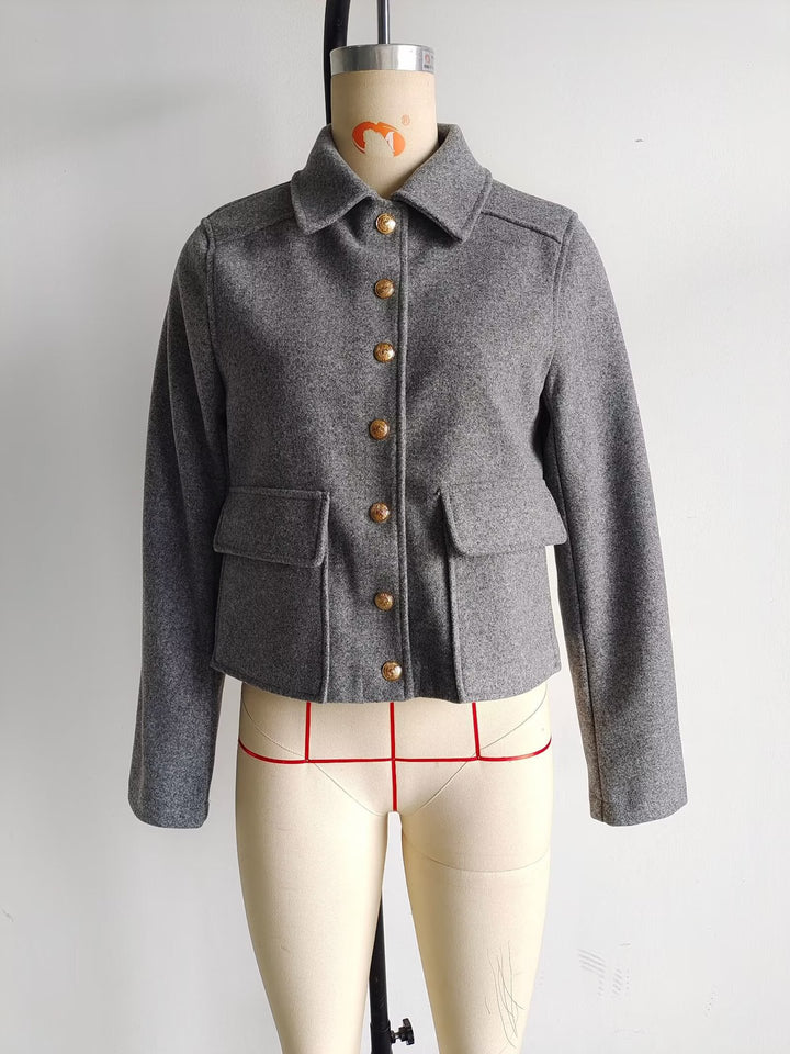 Damen Kurztaillierte Wolljacke mit Zierknöpfen und Pattentaschen – Célinea