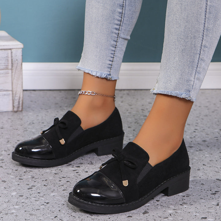 Damen  elegante Slipper-Loafer mit Lackkappe, Veloursimitat-Obermaterial, elastischem Einstieg und dekorativer Schleifenapplikation Echo Archiv