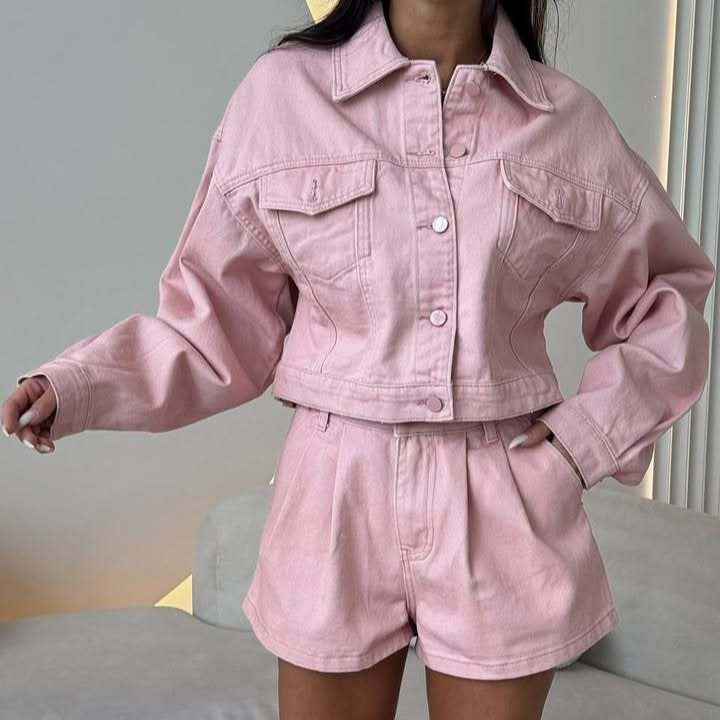 Damen Kurzgeschnittenes Jeans-Set mit verkürzter Jeansjacke und taillenhohen Shorts – Élanora