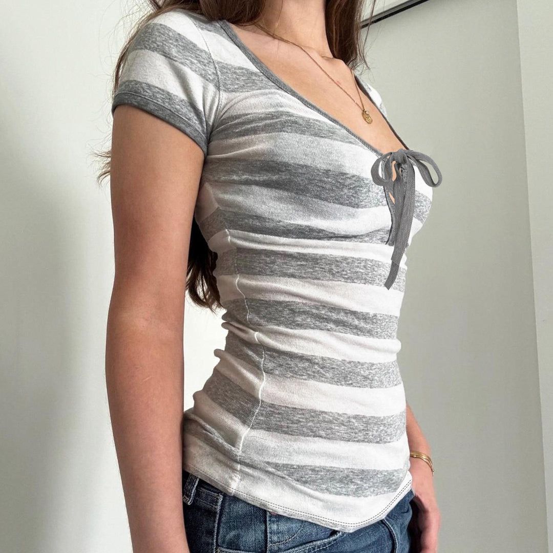 Damen Kurzarm T-Shirt mit verspieltem Schnürdetail Echo Archiv
