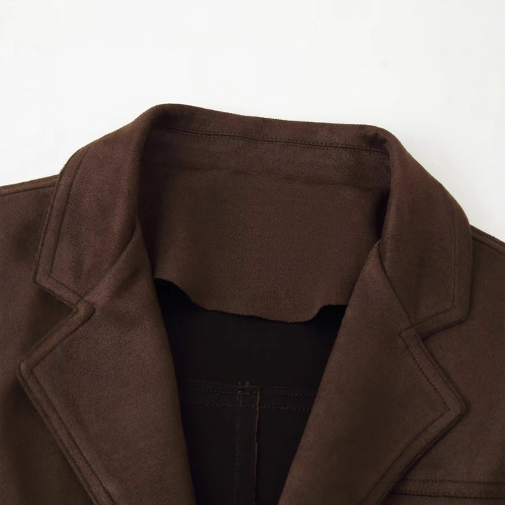Damen taillierte Taillengürtel-Blazerjacke aus Veloursimitat mit Pattentaschen – Valéne