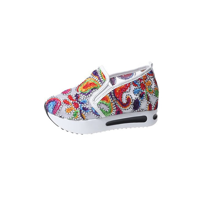 Damen Slip-On Keil-Sneaker mit besticktem Canvas-Obermaterial und luftgepolsterter Plateau-Sohle Echo Archiv