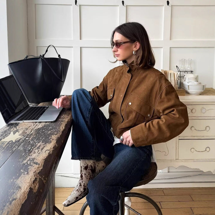 Damen nan kurze Oversize-Jacke in Wildlederoptik mit Stehkragen, aufgesetzten Pattentaschen und elastischem Bund Echo Archiv