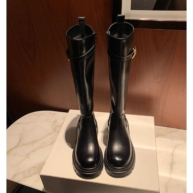 Damen Kniestiefel mit profilierter Lug‑Sohle und dekorativem Schnallenriemen Echo Archiv