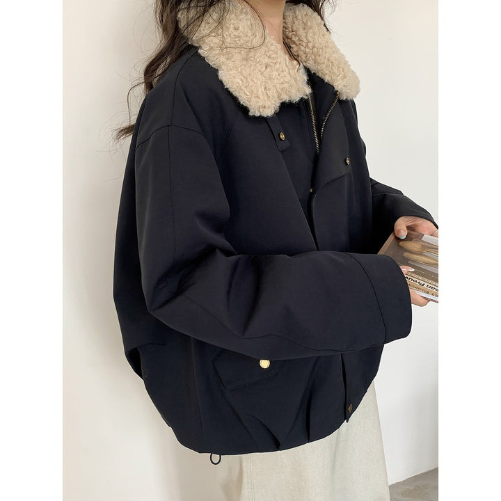 Damen Kurze Oversize-Bomberjacke mit Teddykragen und Druckknopfdetails Echoarchiv