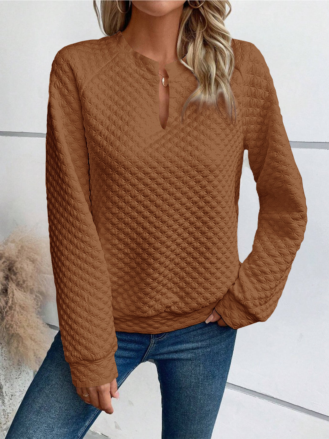 Damen Gestepptes Sweatshirt mit Schlitzkragen, Rautenstruktur und Raglanärmeln – Mavelle