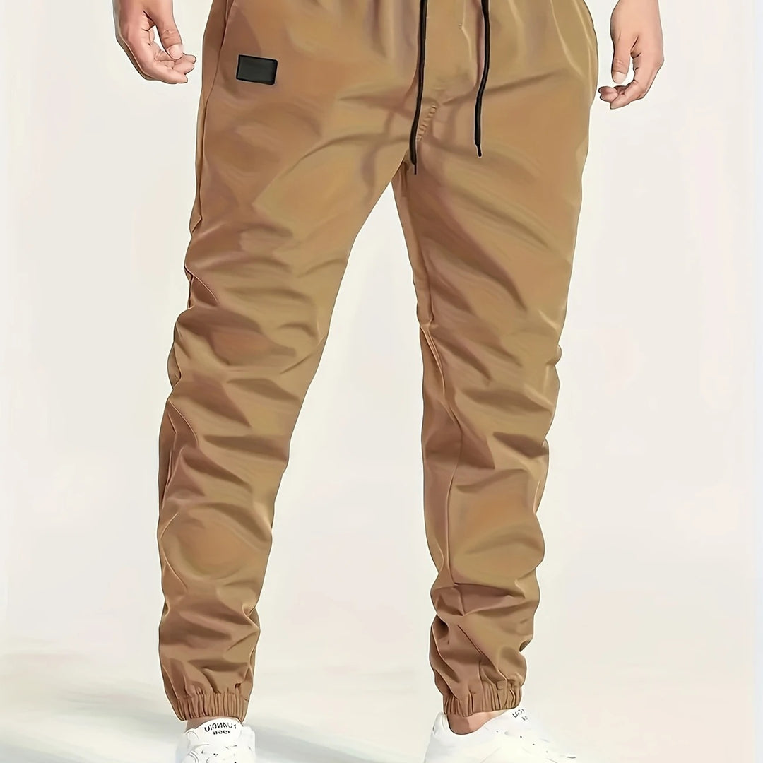 Herren Slim‑Tapered Tech‑Joggerhose mit Tunnelzugbund, elastischen Knöchelbündchen und funktionalen Seitentaschen Echo Archiv