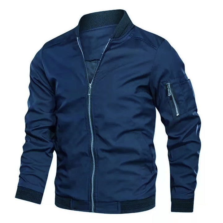 Herren Bomberjacke im Utility‑Stil mit Arm‑Reißverschlusstasche und schmaler Passform Echoarchiv