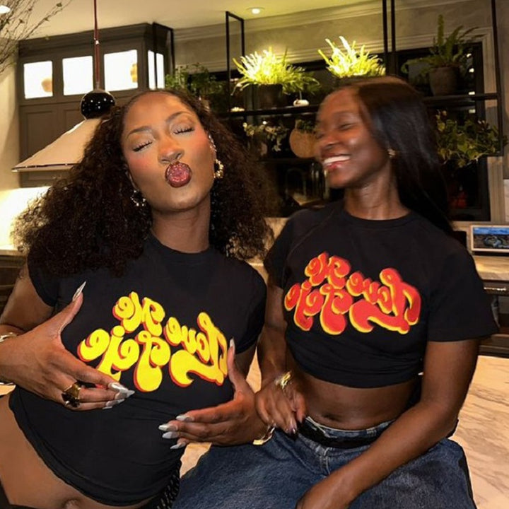 Damen Crop-T-Shirt mit kreativem Schriftzug und modernem Design Echo Archiv