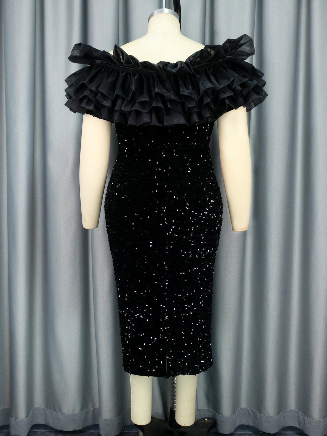 Damen glamouröses Abendkleid mit voluminösen Rüschen und Pailletten Echo Archiv