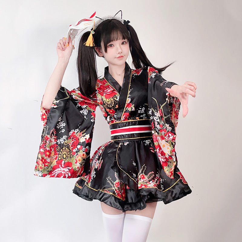 Damen Kimono Kleid mit einem verspielten Schnitt und floralen Akzenten Echo Archiv