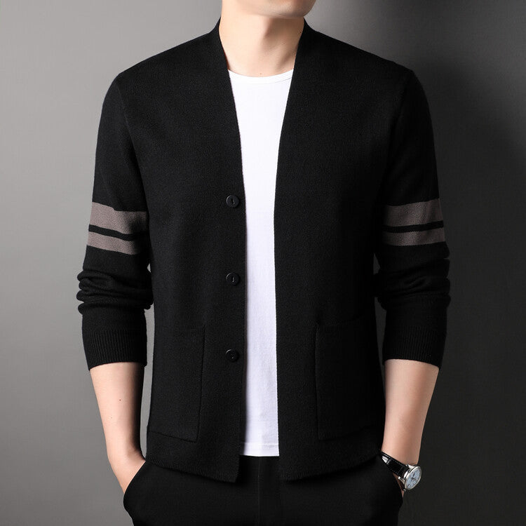 Herren modischer Strickcardigan mit niedrigem Kragen und dekorativen Streifen Echoarchiv