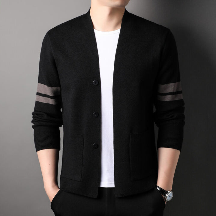 Herren modischer Strickcardigan mit niedrigem Kragen und dekorativen Streifen Echoarchiv