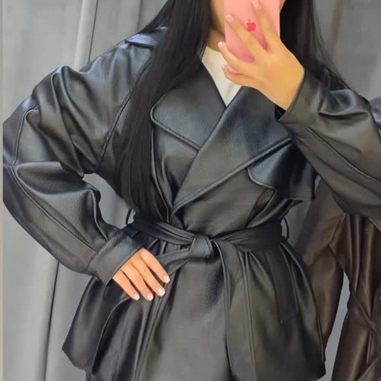 Damen Kurze Kunstleder-Wickeljacke mit Taillengürtel und übergroßem Revers Echoarchiv