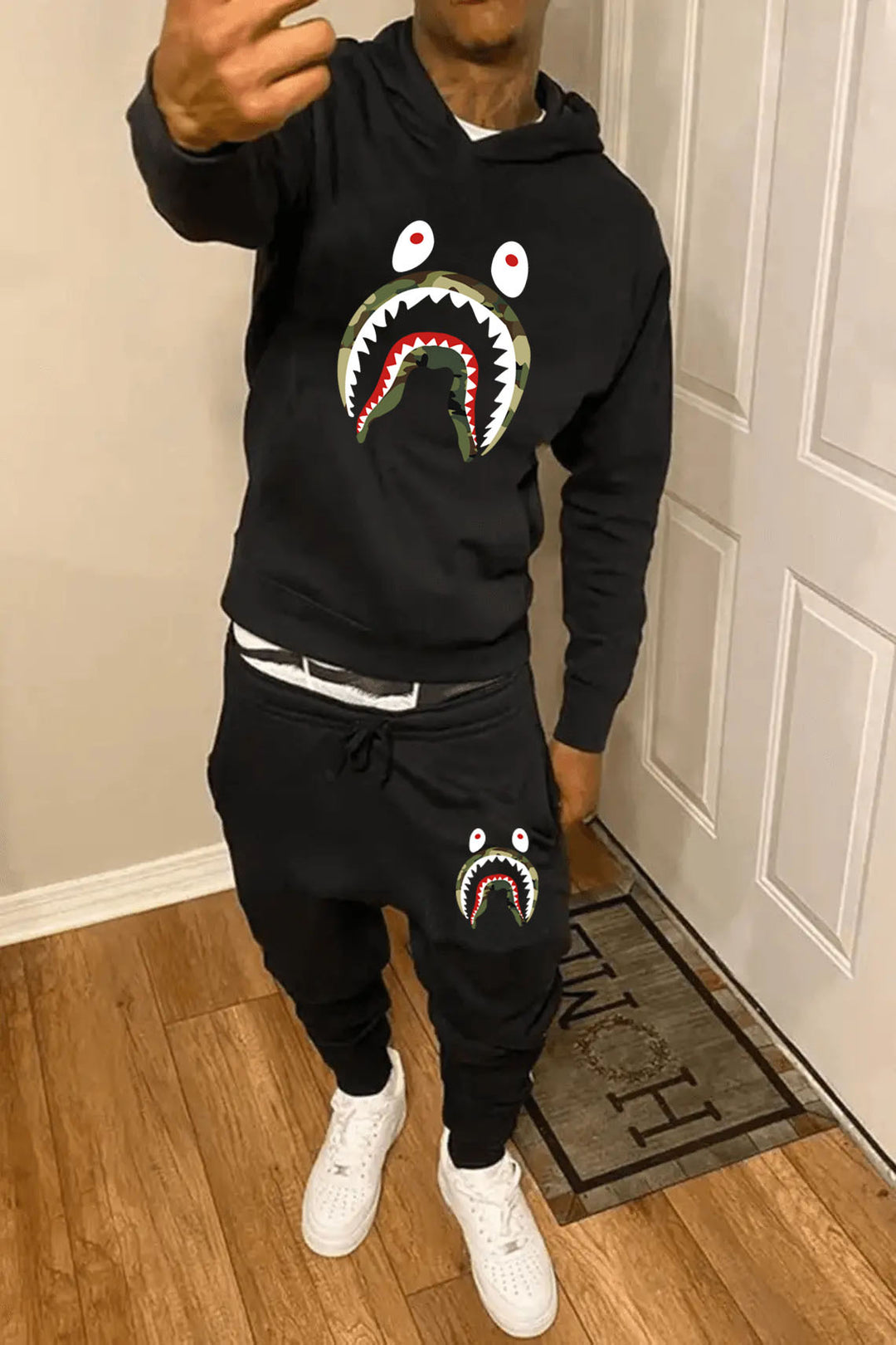 Herren Sweatshirt und Jogginghose Set mit auffälligem Haifischmotiv Echoarchiv