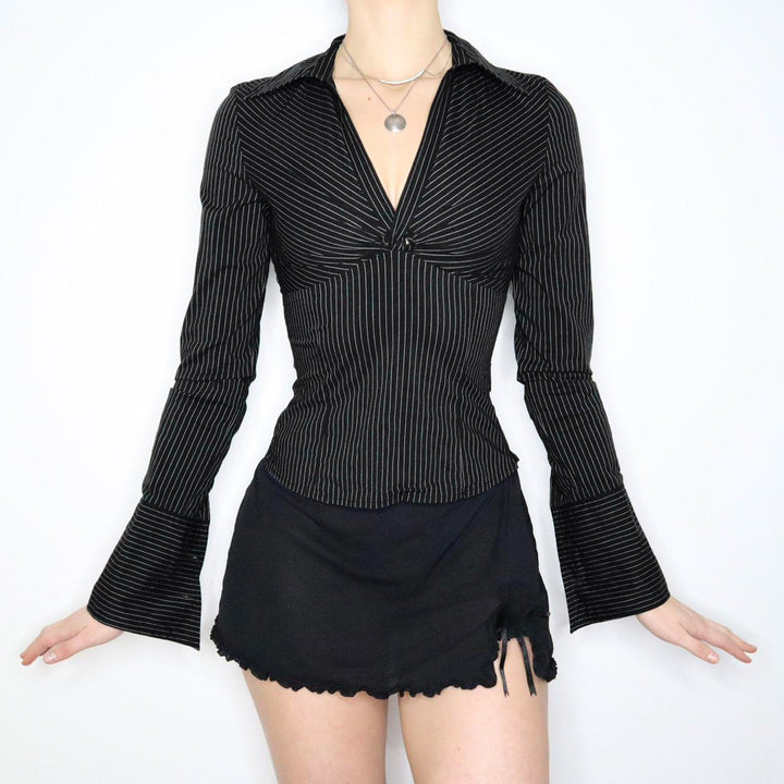 Damen Figurbetontes Langarmshirt mit Hemdkragen und Twist-Detail Echo Archiv