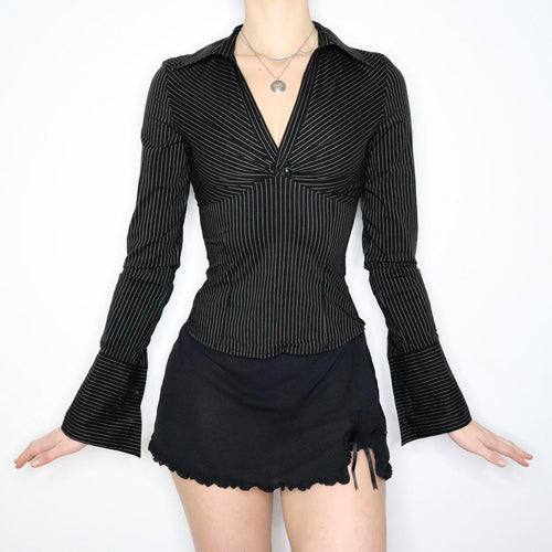 Damen Figurbetontes Langarmshirt mit Hemdkragen und Twist-Detail Echo Archiv