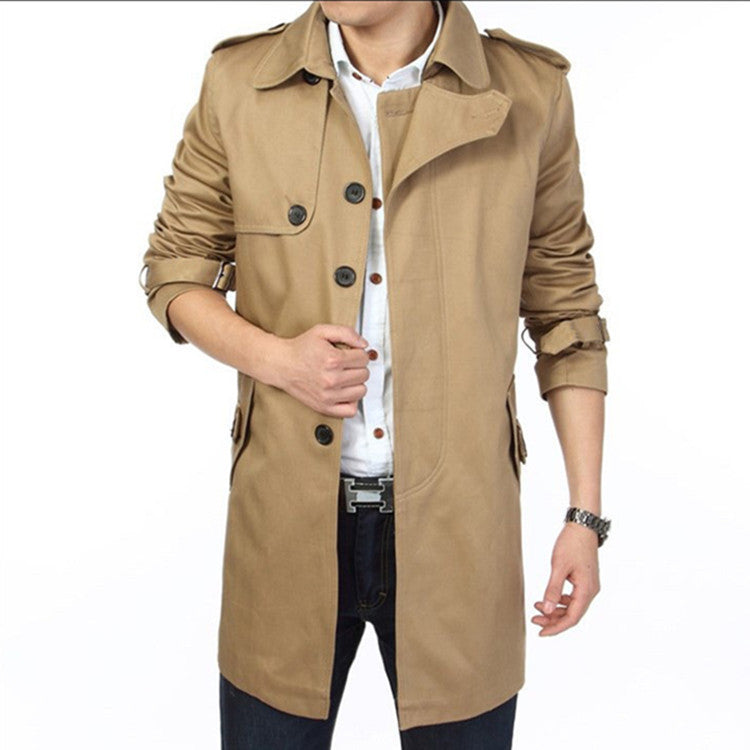 Herren Trenchcoat im klassischen Schnitt mit Schulterklappen Taillenriegel und verstellbaren Manschetten Echoarchiv