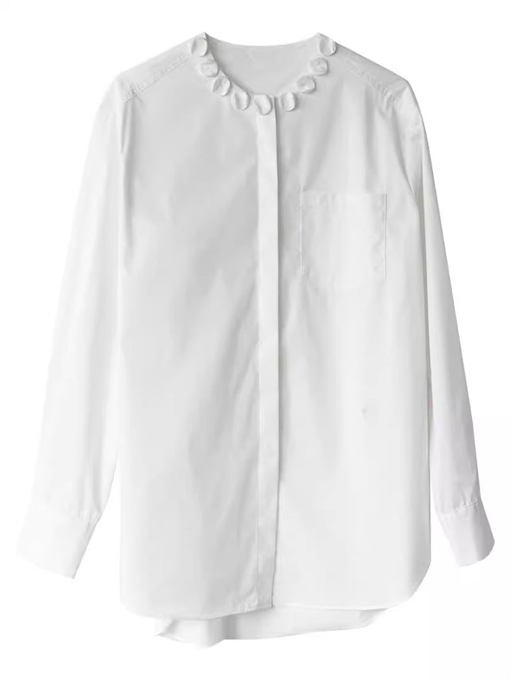 Damen Elegante Bluse im weiten Schnitt mit verdeckter Knopfleiste und Blumenapplikation am Rundhals Echo Archiv