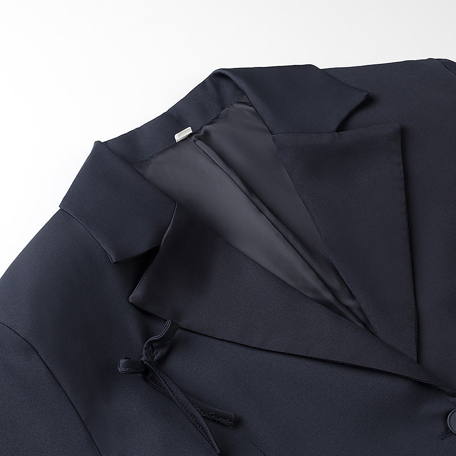 Damen taillierter Blazer mit dekorativen Schleifenapplikationen und klassischer Knopfleiste – Valéne