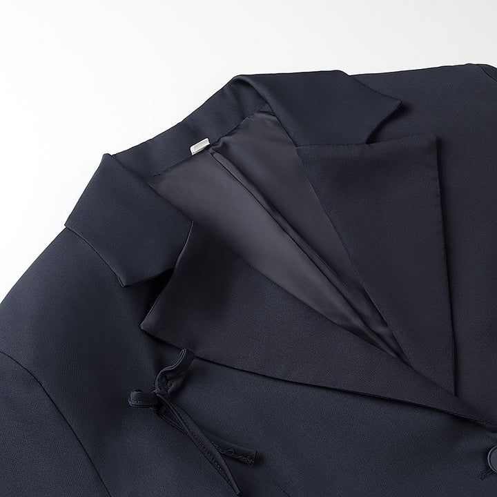 Damen taillierter Blazer mit dekorativen Schleifenapplikationen und klassischer Knopfleiste – Valéne