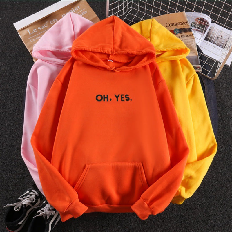 Damen Kapuzenpullover mit weichem Innenfutter, Kängurutasche und dezentem Frontprint – Auréline