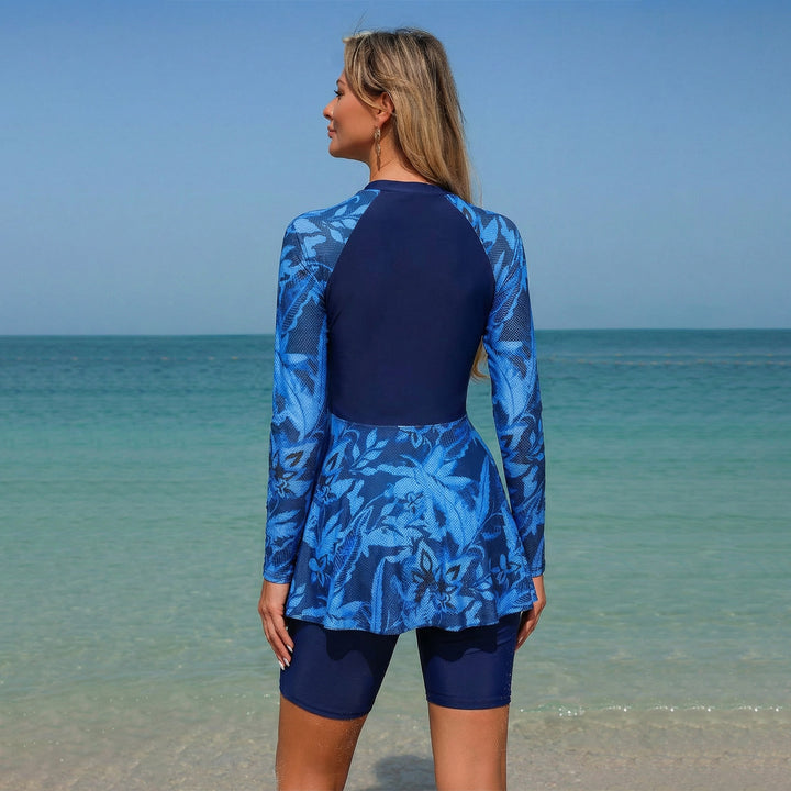 Damen moderner Schwimmanzug mit eleganter Tunika und sportlichen Shorts Echo Archiv