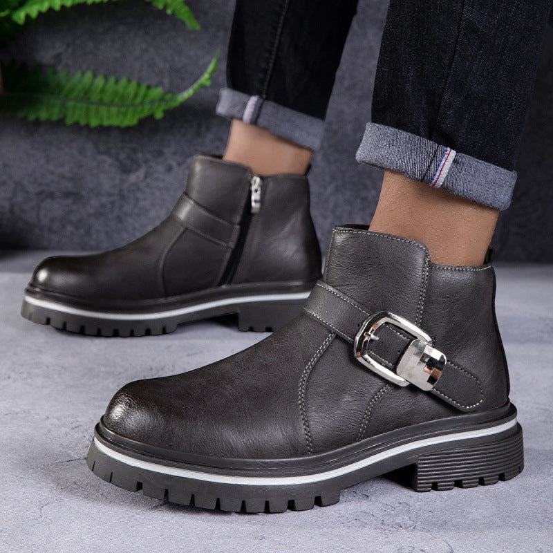 Herren knöchelhohe Lederoptik-Stiefelette mit dekorativer Metallschnalle und profilierter Gummisohle – Tavélo