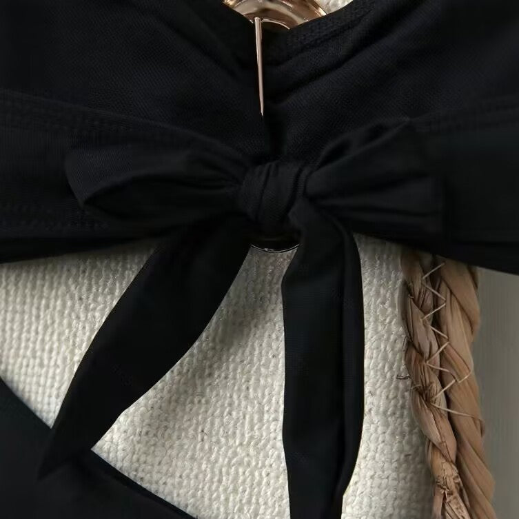 Damen Bikini-Set mit elegantem Knoten und goldener Akzentverzierung Echo Archiv