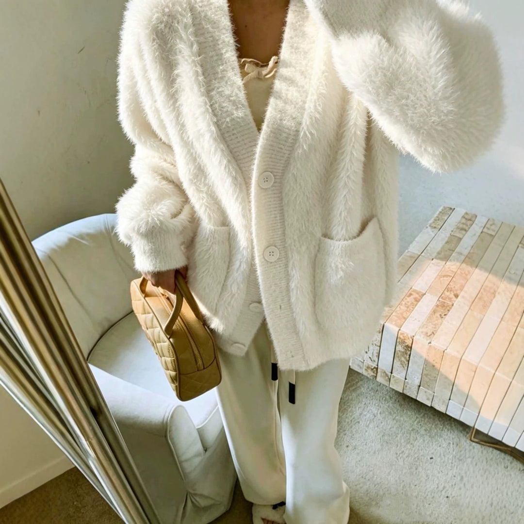 Damen Fluffy-Cardigan mit tiefem V-Ausschnitt, gerippter Knopfleiste und Eingrifftaschen – Veloura