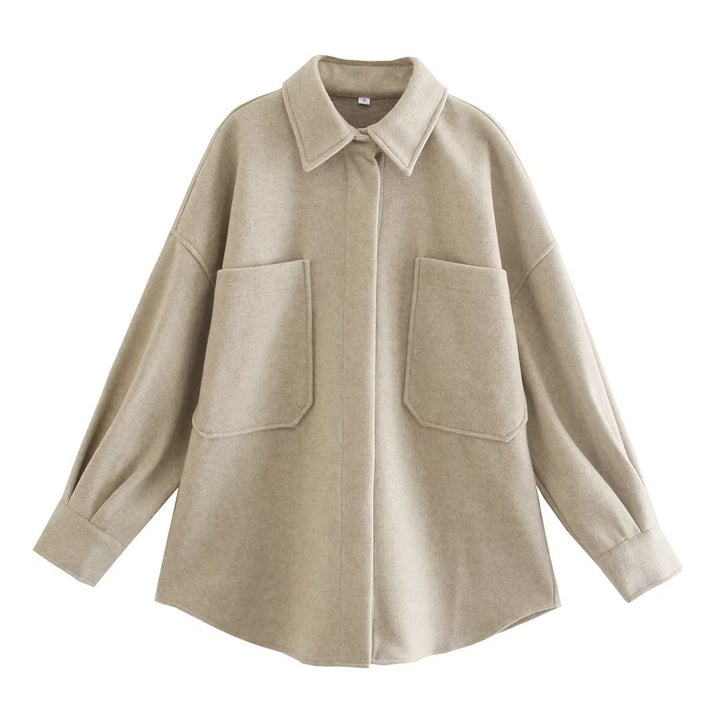 Damen kastige Hemdjacke im Oversize Cut mit großen aufgesetzten Taschen und abgerundetem Saum – Célinea
