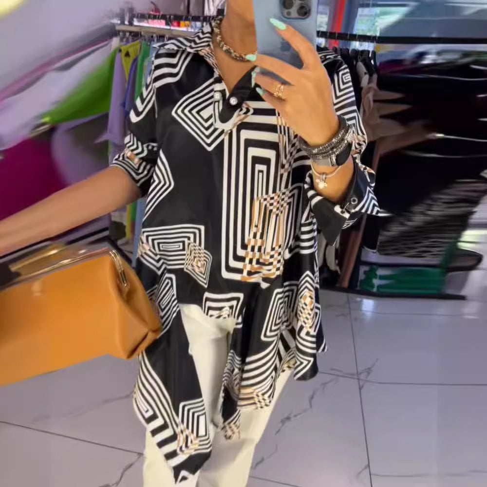 Damen nan weite Seidenoptik-Hemdbluse mit grafischem Quadratprint, asymmetrischem Zipfelsaum und Perlmuttknopfleiste Echo Archiv