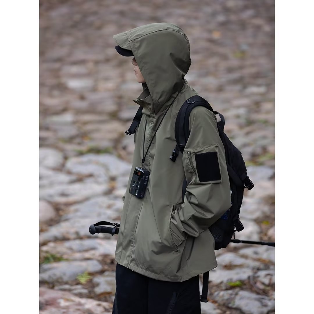 Herren technische Multifunktionsjacke mit praktischen Taschen und verstellbarem Kapuzenbund Echoarchiv
