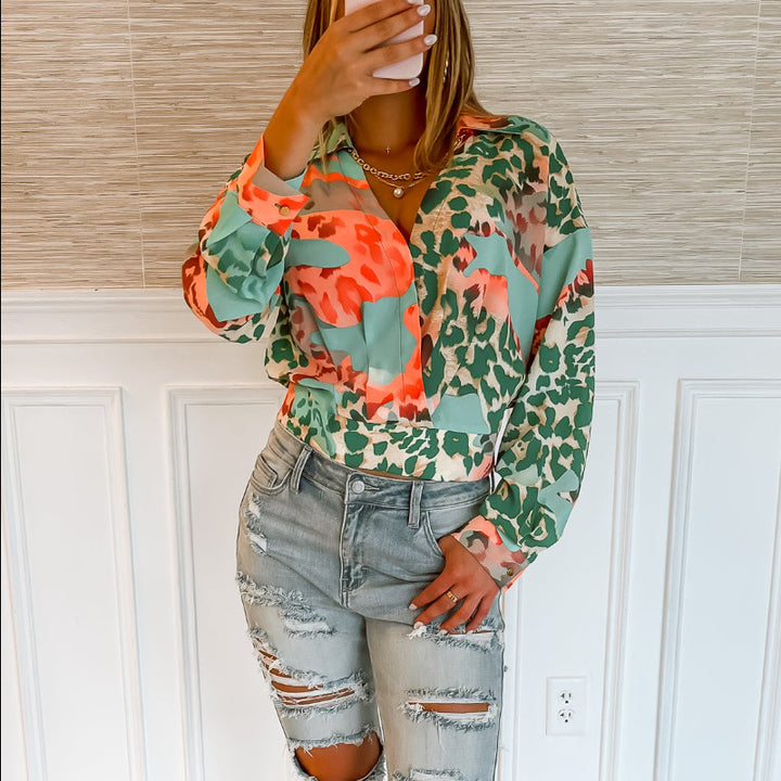 Damen Leichte Chiffon-Bluse mit abstraktem Animal-Mix, Hemdkragen und taillenbündigem Saum – Avérine
