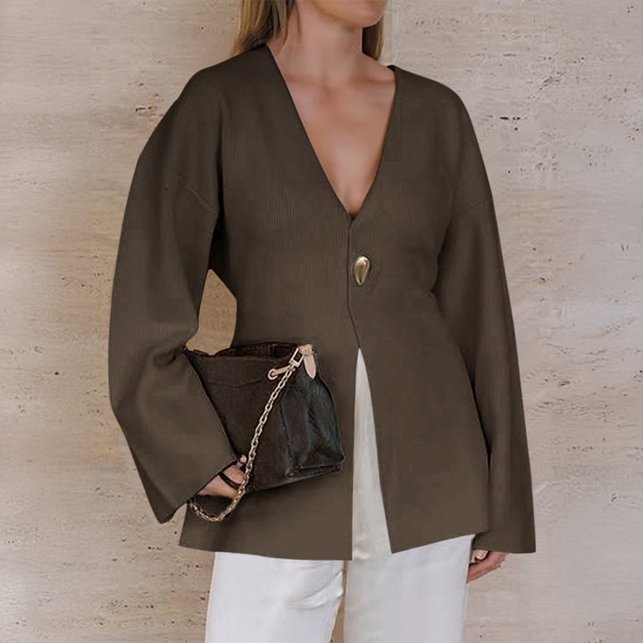 Damen taillierter Feinstrick-Cardigan mit V-Ausschnitt, Zierknopf und frontaler Schlitz – Veloura