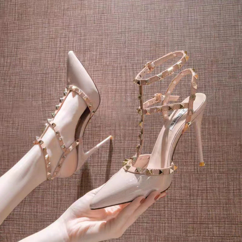 Damen Spitzen T-Strap Stiletto-Sandalette mit Pyramidnieten und verstellbarem Knöchelriemen – Lioré