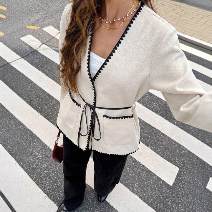 Damen Taillierter Strickblazer mit Bindegürtel und Zierborten – Avérine