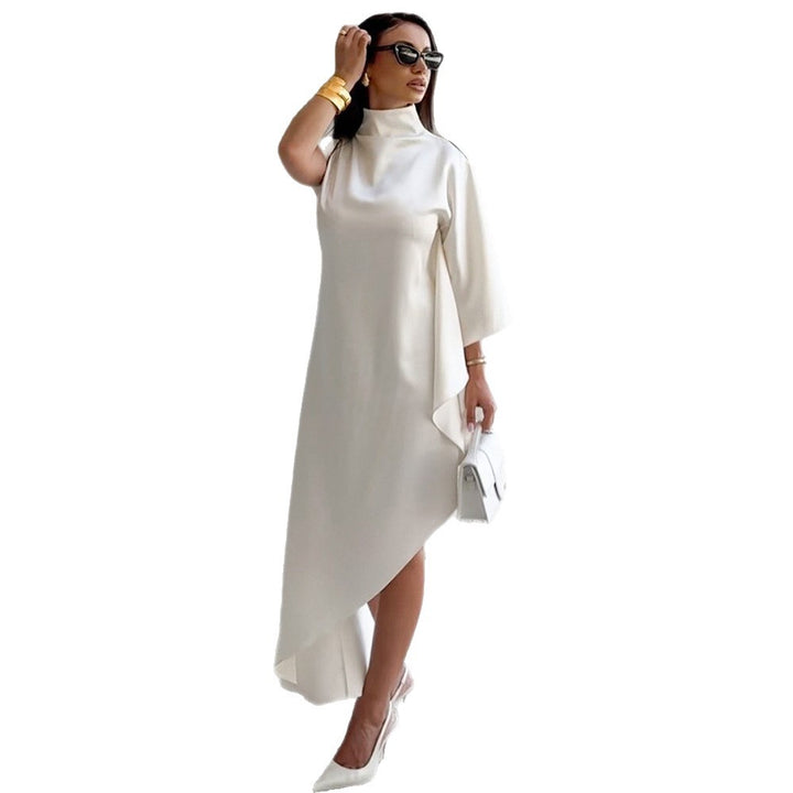 Damen Elegantes asymmetrisches Kleid mit hohem Kragen und seitlichem Schwung Echo Archiv