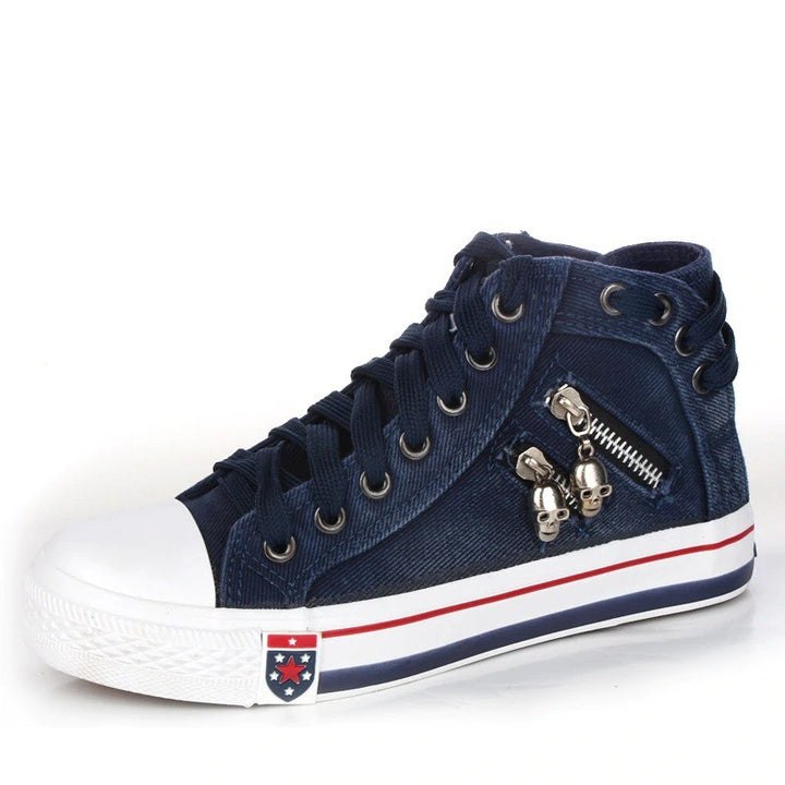 Damen High-Top Sneaker aus Jeansstoff mit seitlichem Metall-Reißverschluss und Totenkopf-Charms – Névara