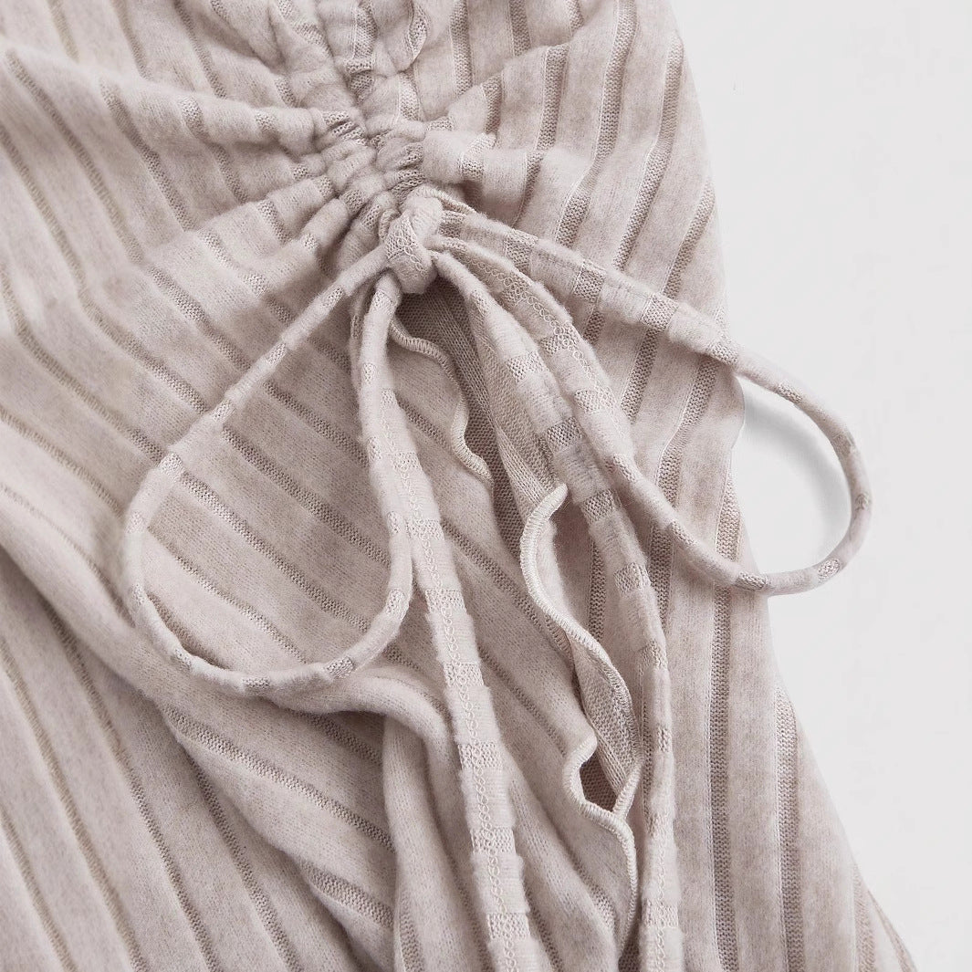 Damen Schulterfreies Rippstrick-Top mit asymmetrischem Saum, Glockenärmeln und Taillen-Schnürung – Avérine