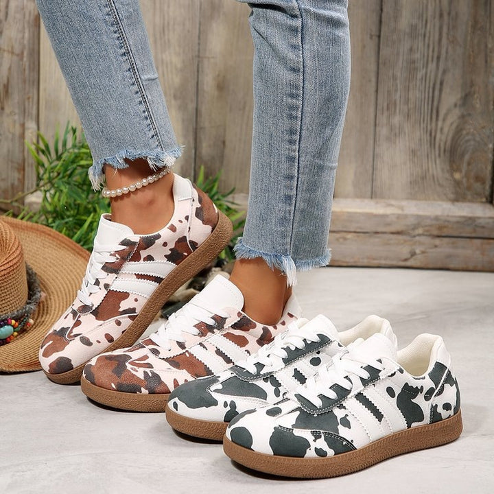 Damen Retro-Lowtop-Sneaker mit Kuhflecken-Print und gepolsterter Komfortsohle – Névara