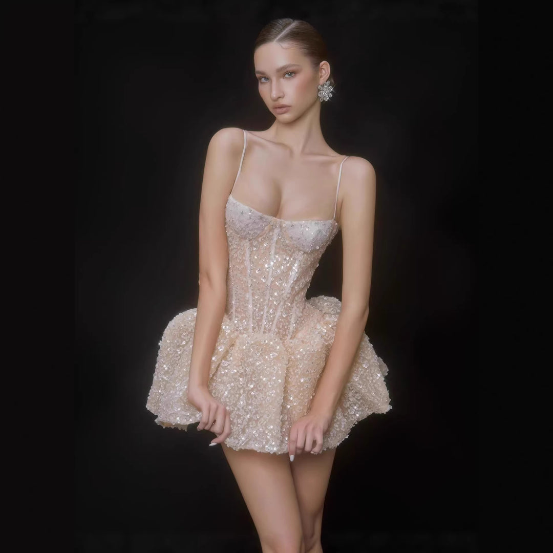 Damen Glamouröses Cocktailkleid mit funkelnden Pailletten und ausgefallener Rockform Echo Archiv