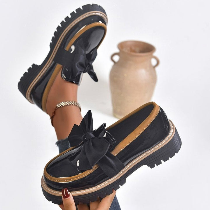 Damen Lack-Loafer mit großer Zierschleife und profilierter Gummisohle – Lioré