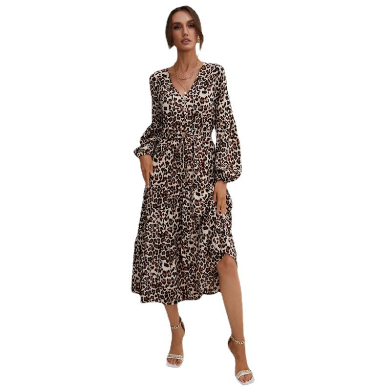 Damen Midikleid im Leo-Print mit V‑Ausschnitt, Knopfleiste, Kordeltaillen und Stufenrock Echoarchiv