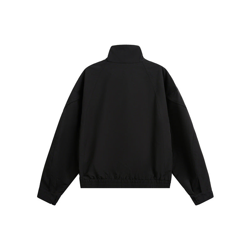 Unisex Kurzblouson im minimalistischen Tech‑Stoff mit Funnelkragen und verdeckter Frontblende Echoarchiv