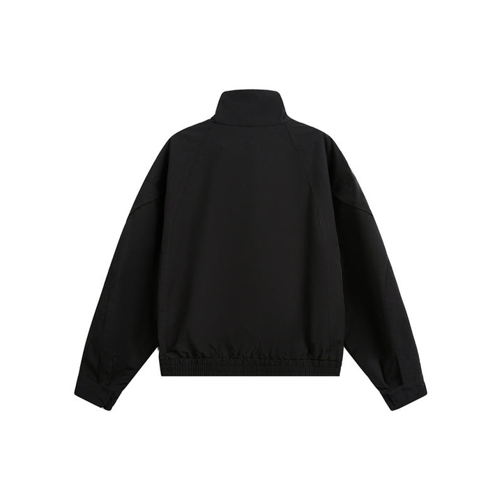 Unisex Kurzblouson im minimalistischen Tech‑Stoff mit Funnelkragen und verdeckter Frontblende Echoarchiv