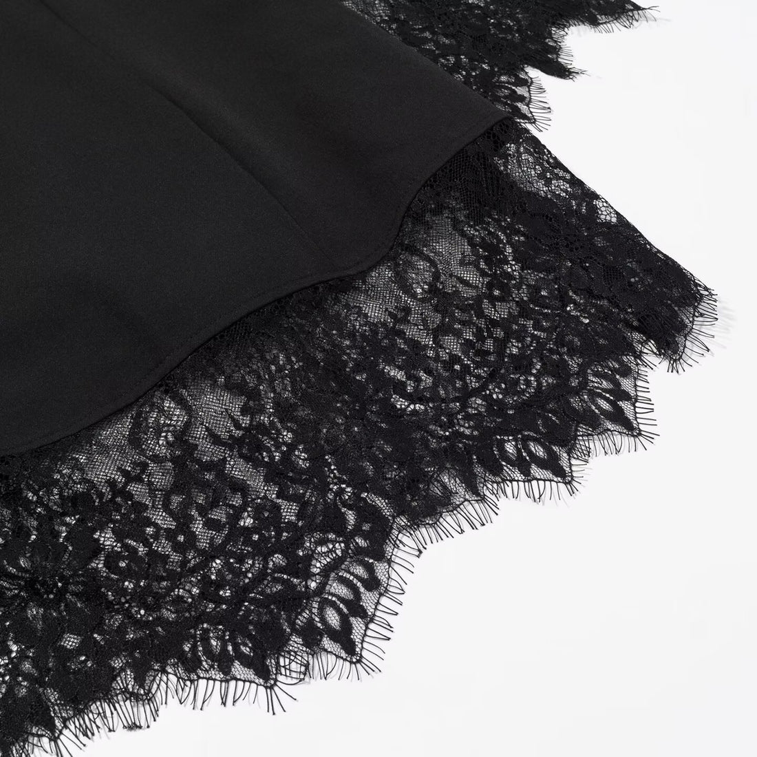 Damen Kleid mit Stehkragen, Cut-Out-Front, Zierknöpfen und Spitzenbesatz Echo Archiv