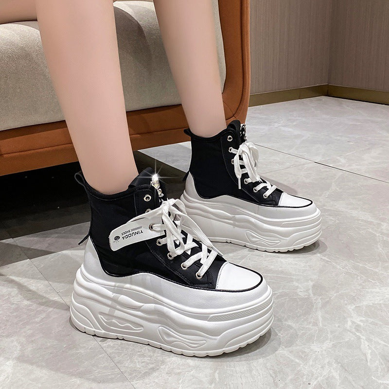 Damen nan Plateau-Sneaker mit hohem Schaft, Schnürung und Schmetterling-Brosche Echo Archiv