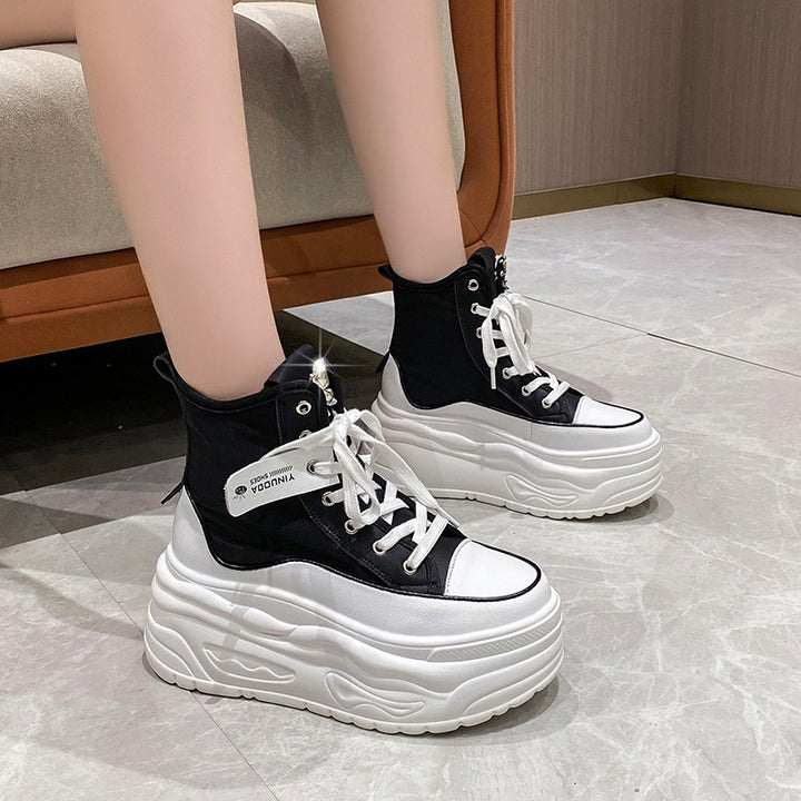 Damen nan Plateau-Sneaker mit hohem Schaft, Schnürung und Schmetterling-Brosche Echo Archiv