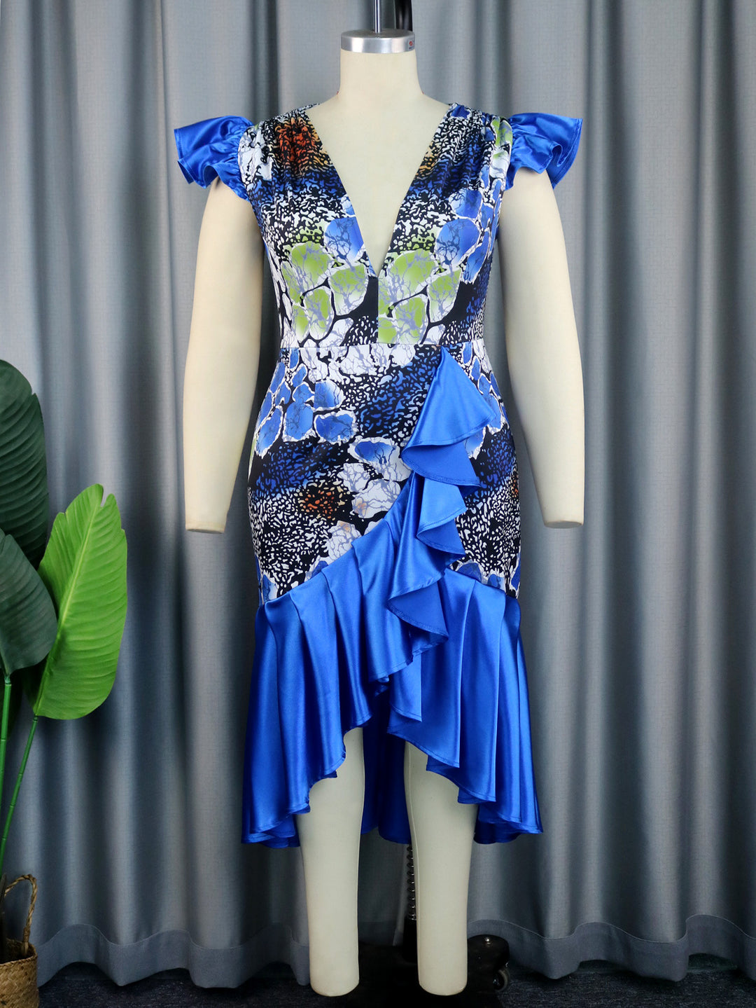 Damen Elegantes Rüschenkleid mit tiefem V-Ausschnitt und gefüllten Ärmeln Echo Archiv